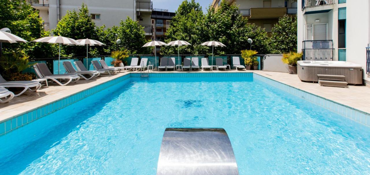 Hotel Verona Чезенатико Екстериор снимка