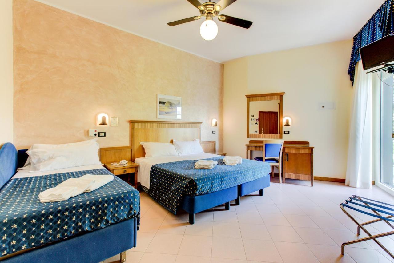 Hotel Verona Чезенатико Екстериор снимка