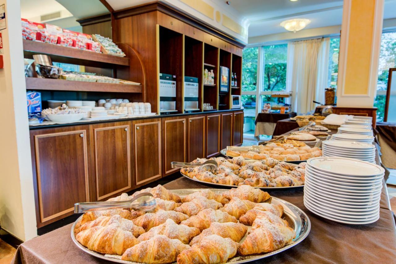 Hotel Verona Чезенатико Екстериор снимка