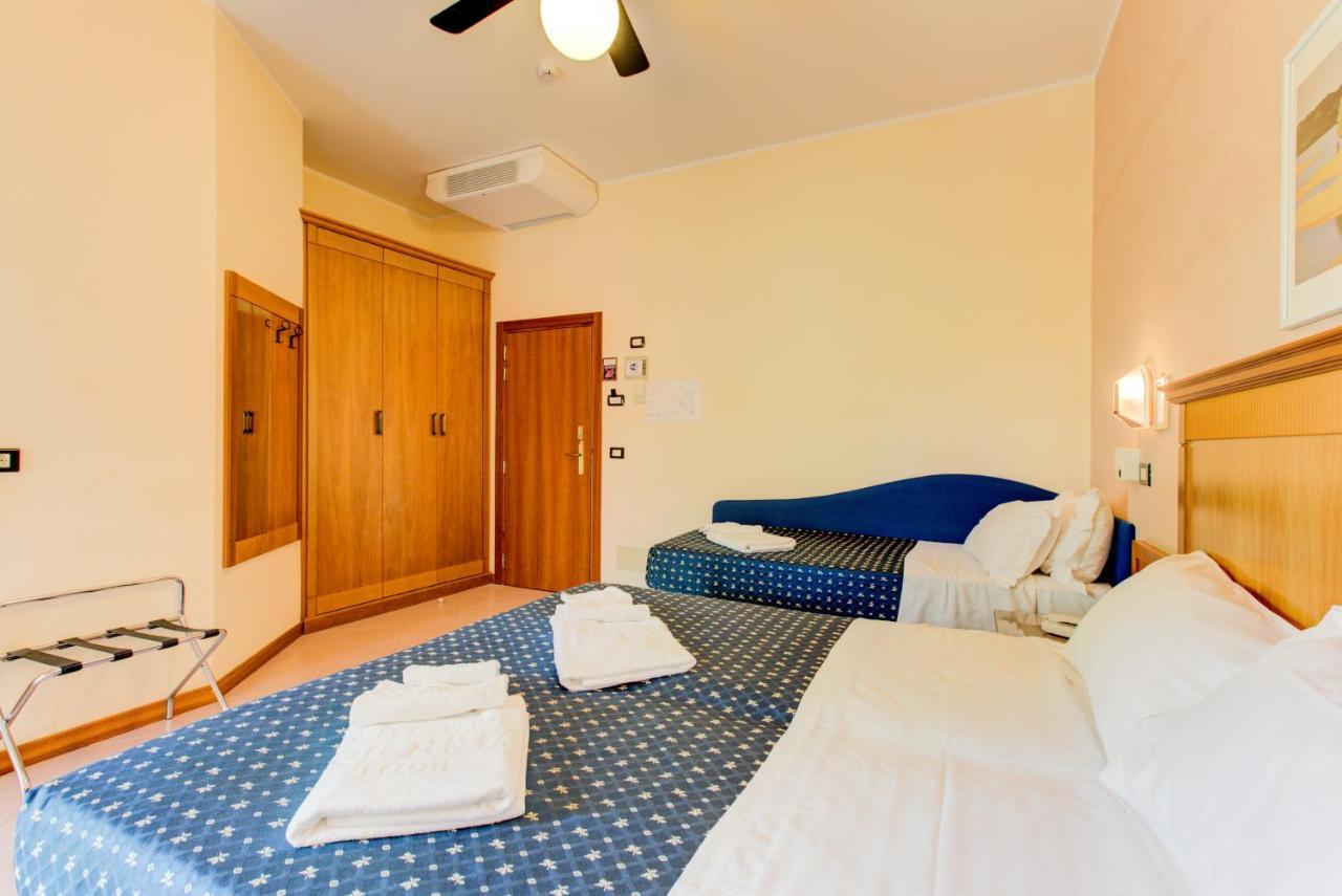 Hotel Verona Чезенатико Екстериор снимка
