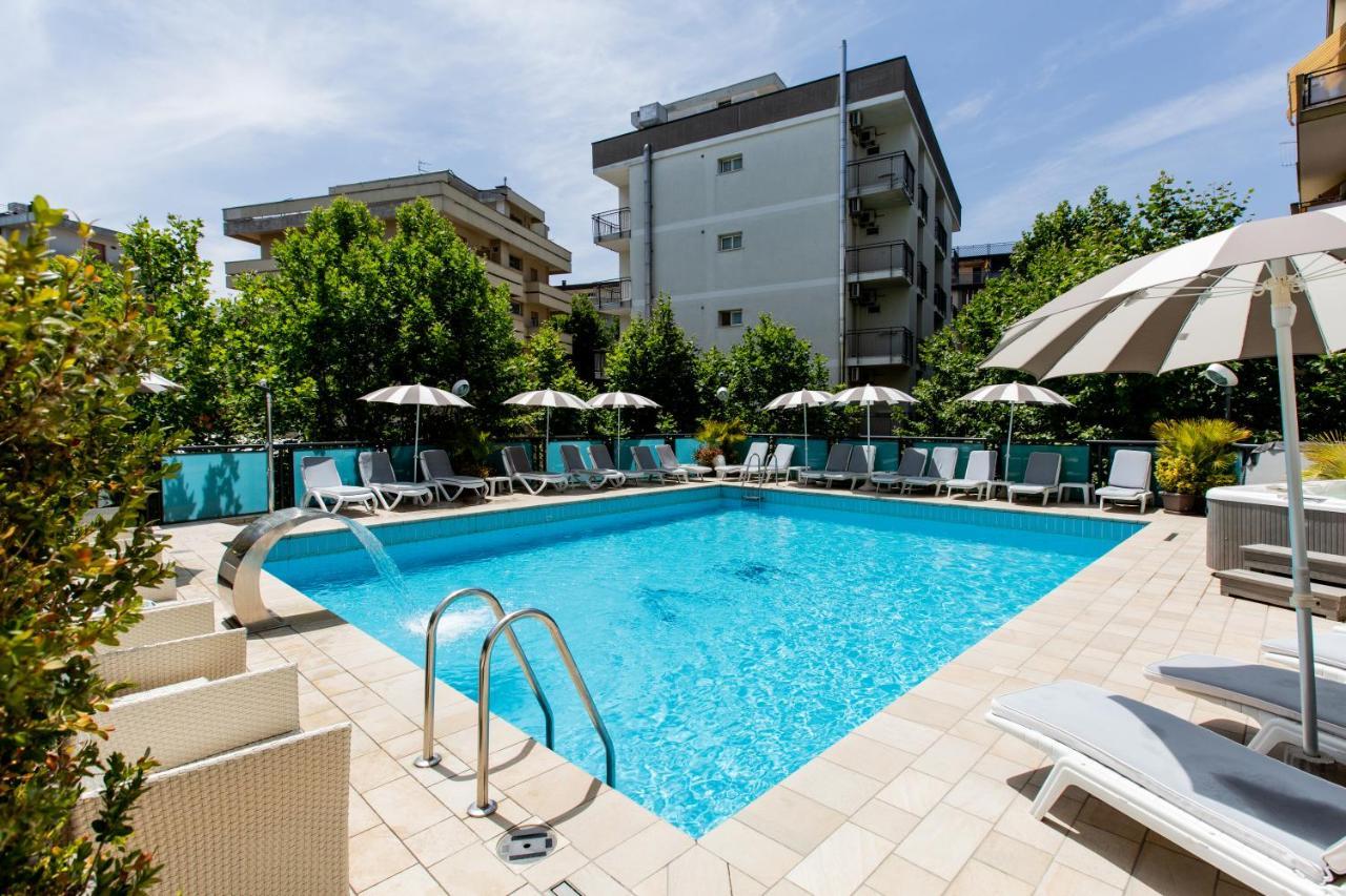 Hotel Verona Чезенатико Екстериор снимка