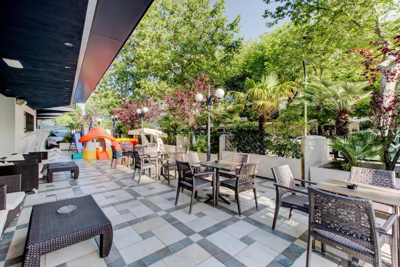 Hotel Verona Чезенатико Екстериор снимка