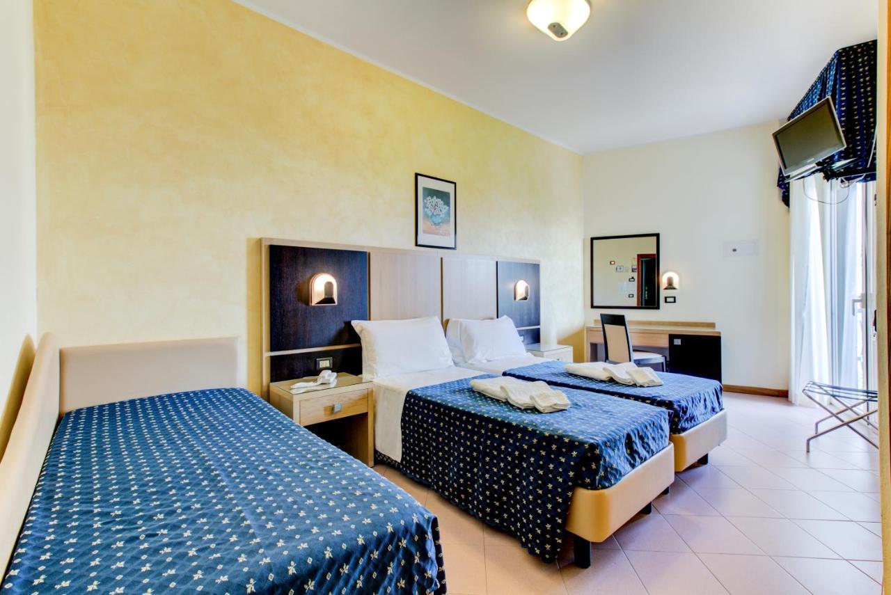 Hotel Verona Чезенатико Екстериор снимка