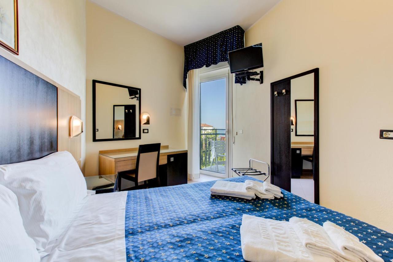 Hotel Verona Чезенатико Екстериор снимка