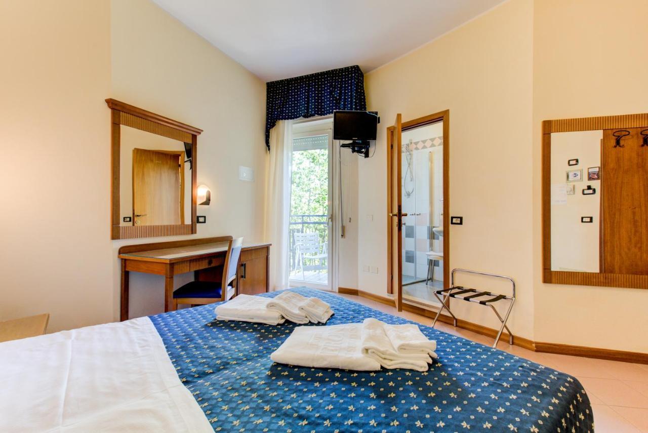 Hotel Verona Чезенатико Екстериор снимка