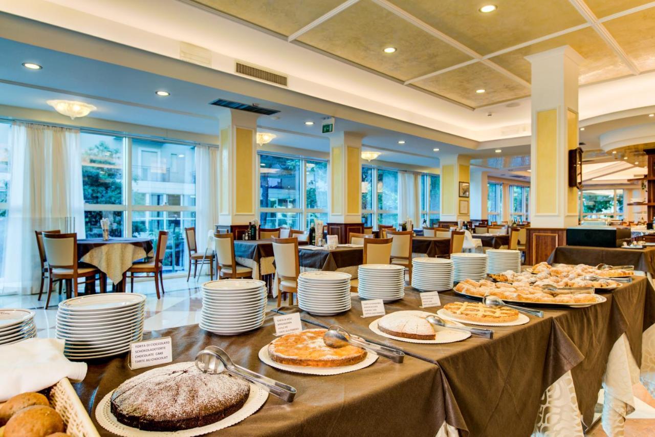 Hotel Verona Чезенатико Екстериор снимка