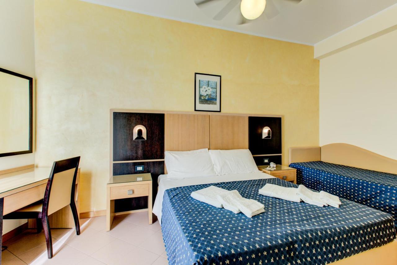 Hotel Verona Чезенатико Екстериор снимка