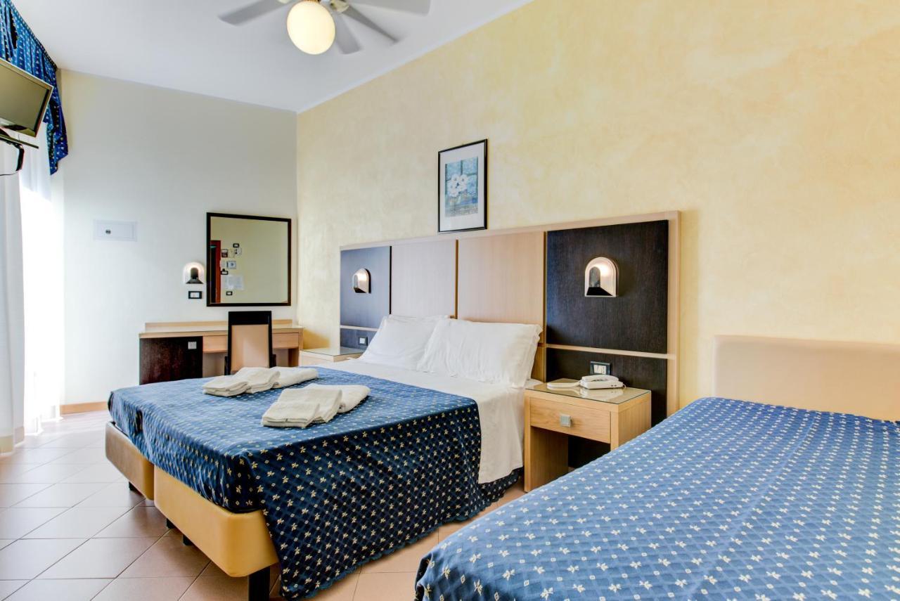 Hotel Verona Чезенатико Екстериор снимка
