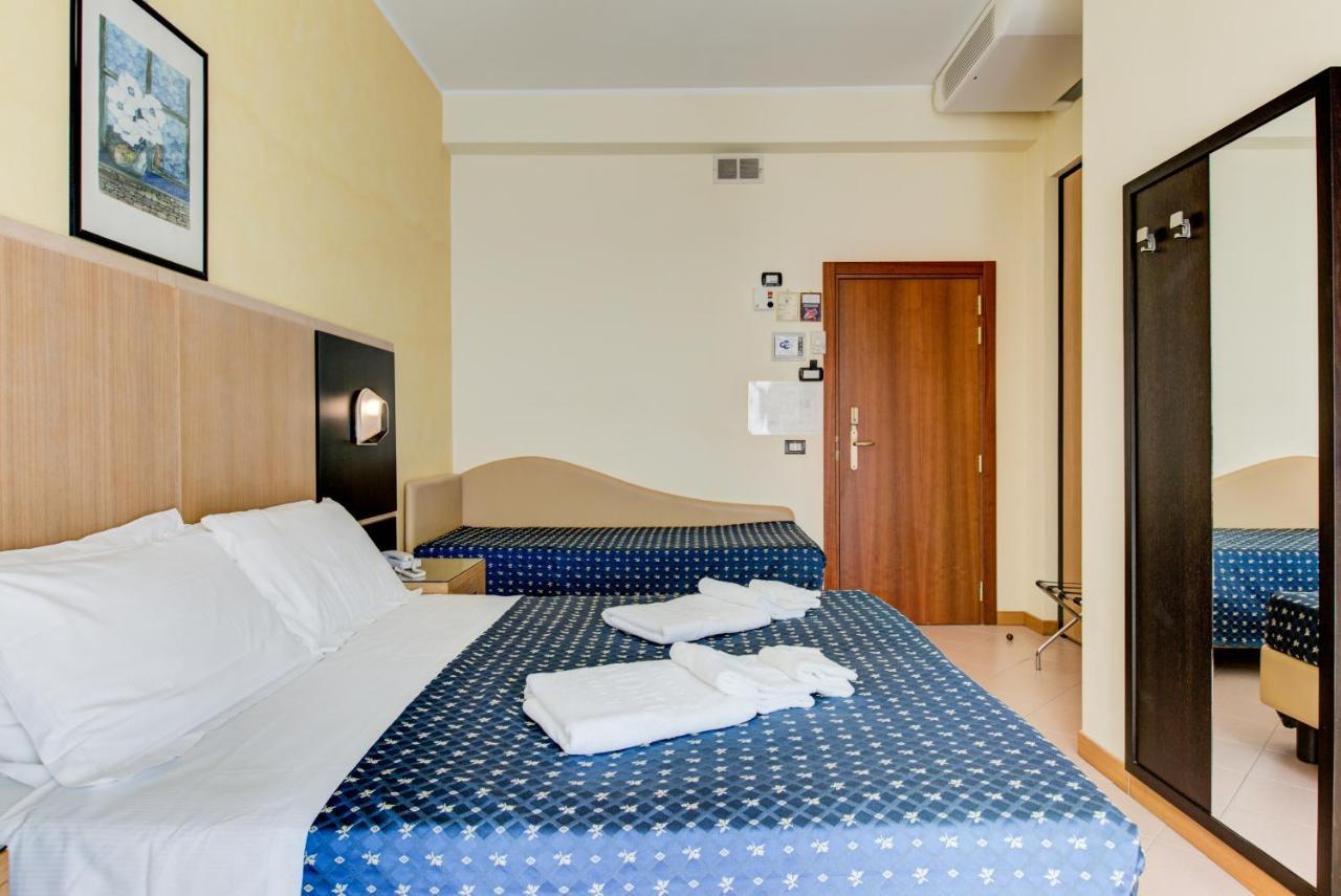 Hotel Verona Чезенатико Екстериор снимка