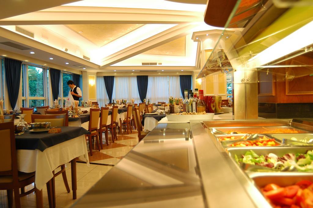 Hotel Verona Чезенатико Екстериор снимка