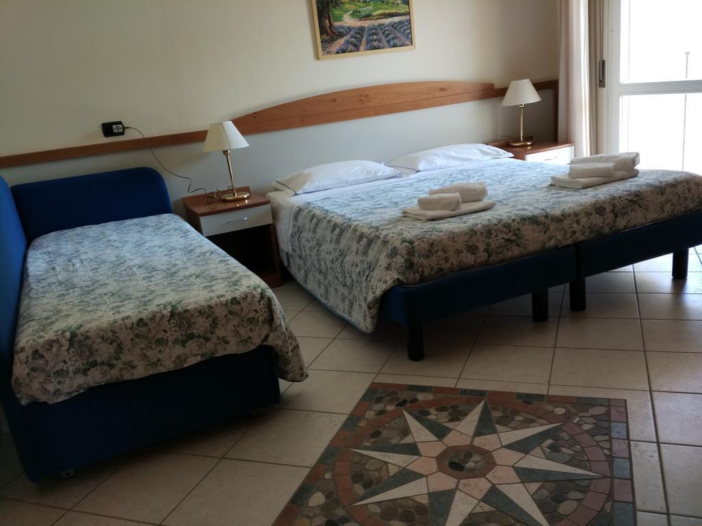 Hotel Verona Чезенатико Екстериор снимка